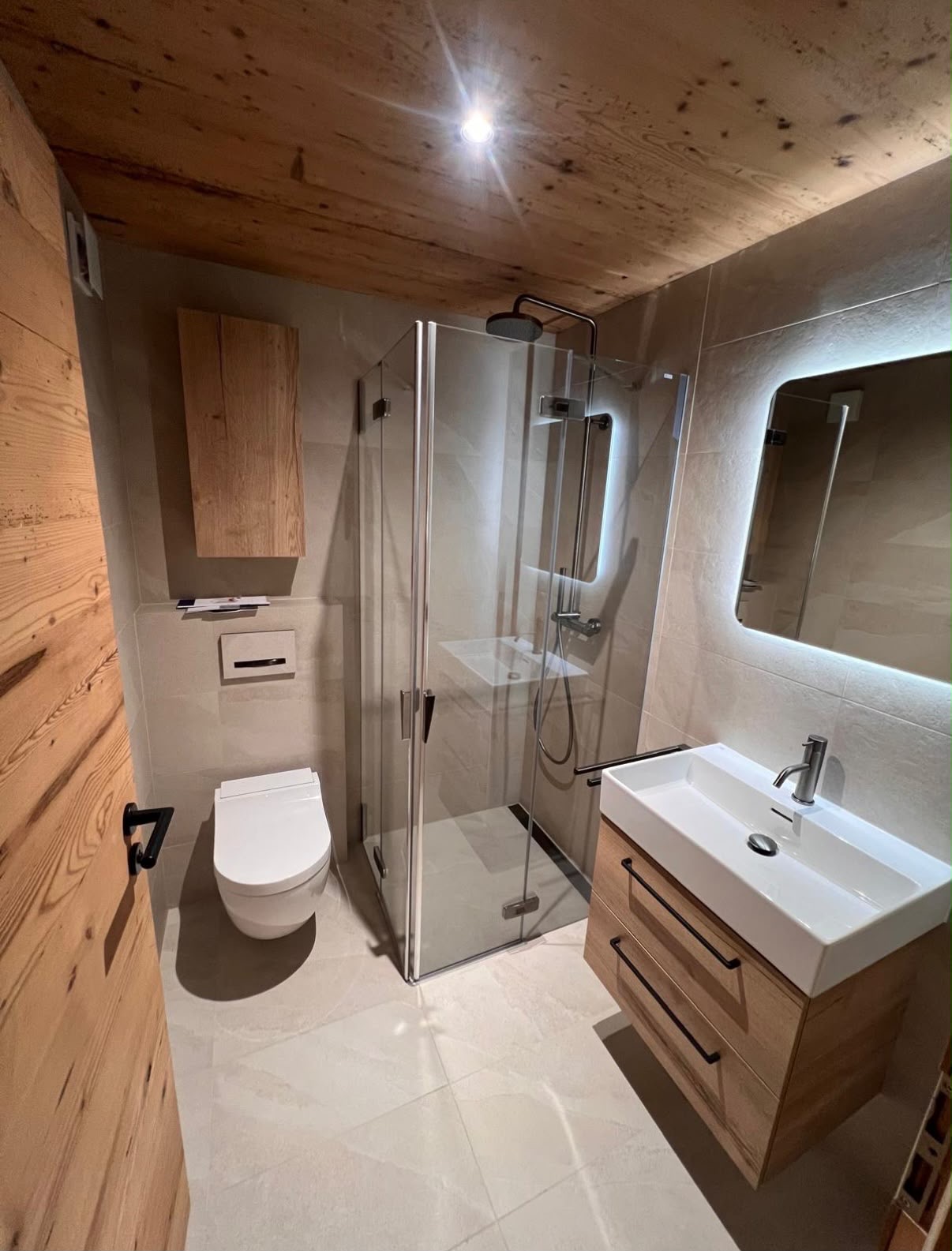 Salle de bain style chalet avec plafond bois