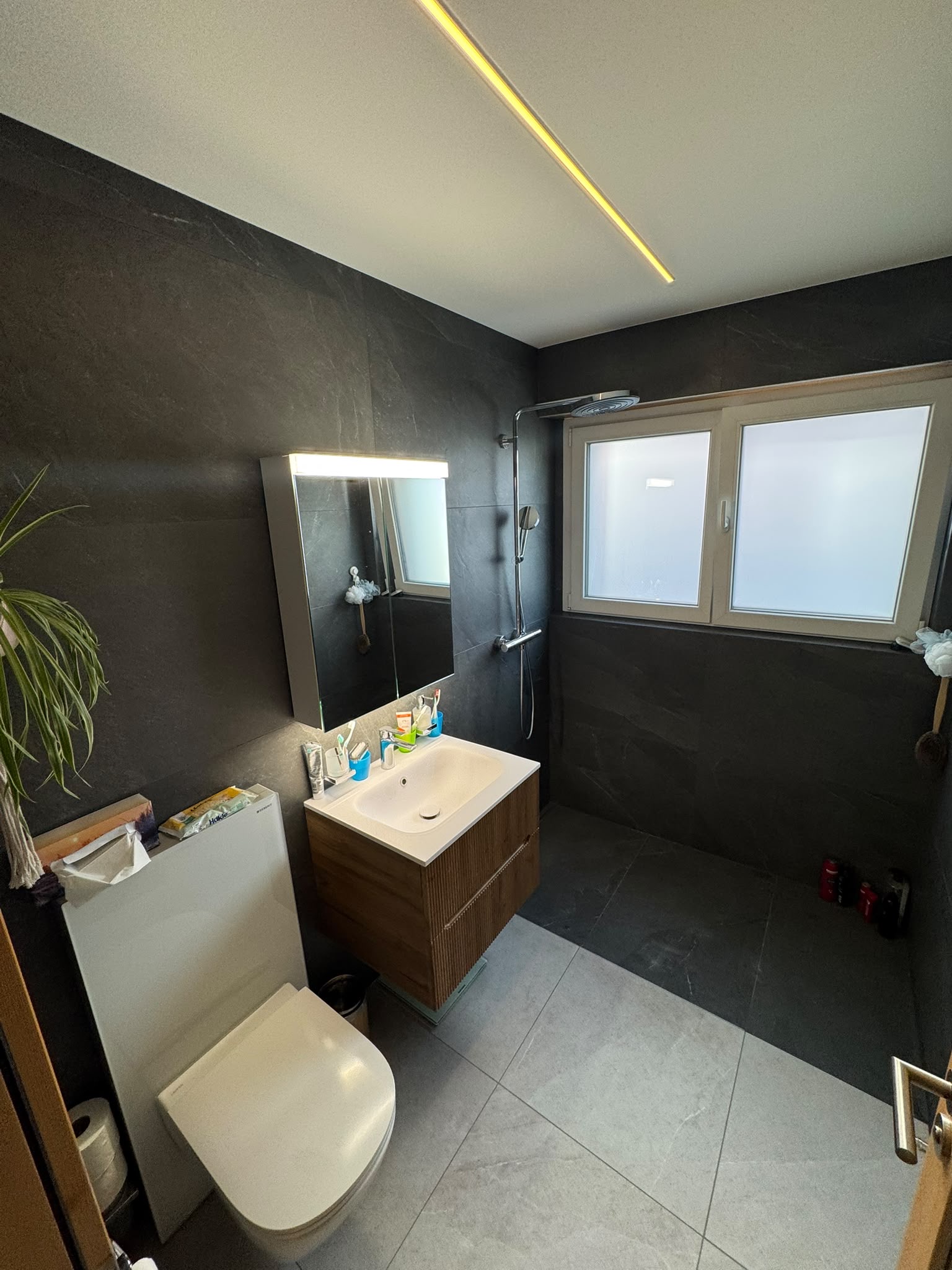 Salle de bain sous combles carrelage foncé