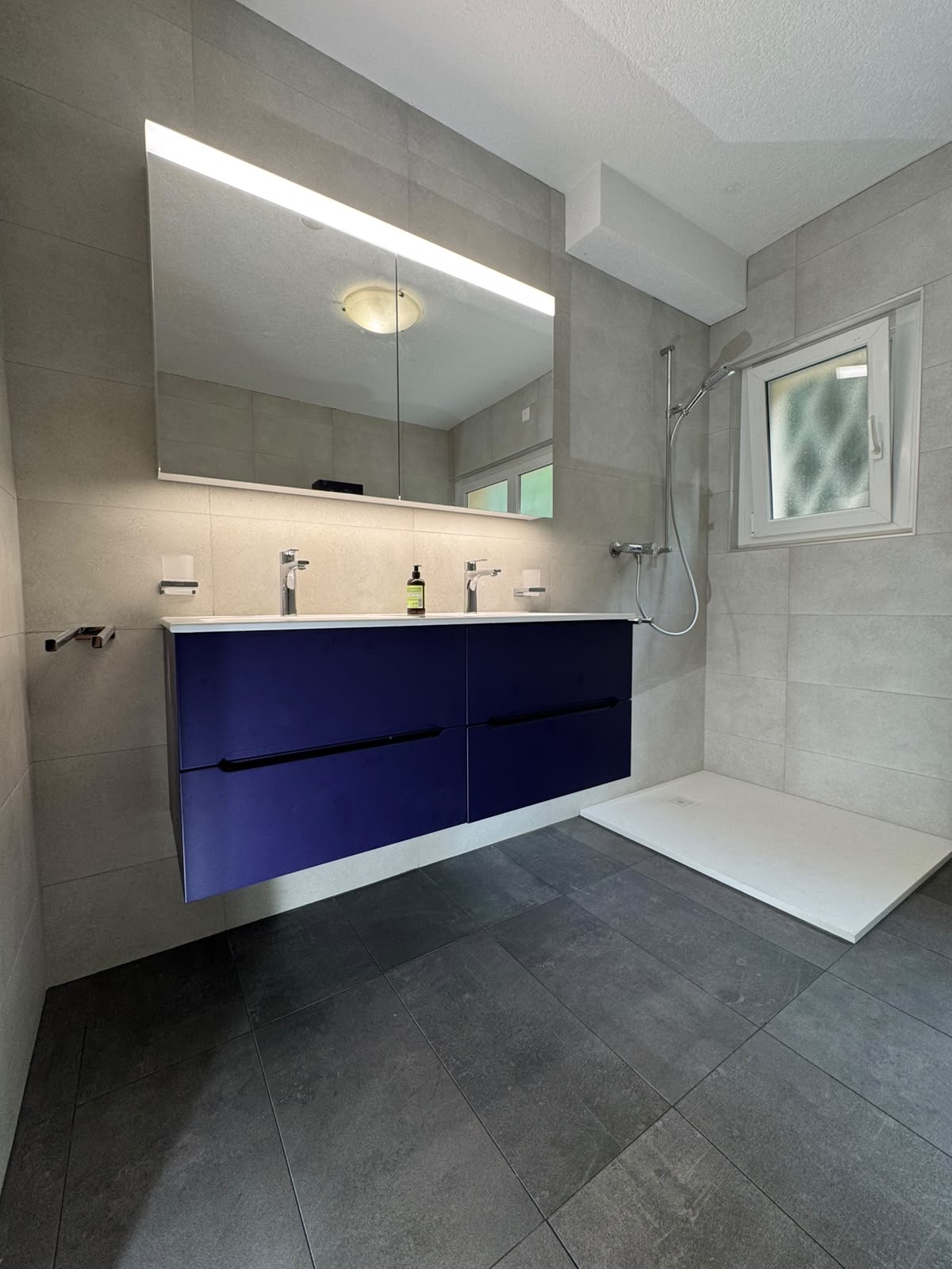 Salle de bain double vasque bleu marine