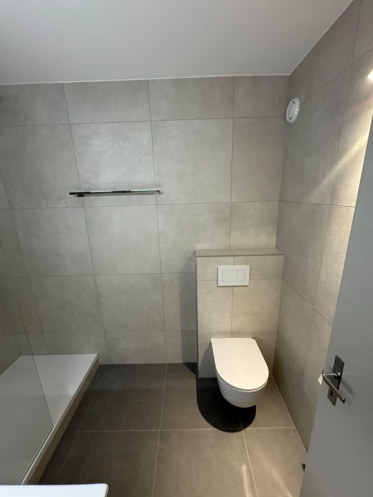 Salle de bain douche italienne WC suspendu