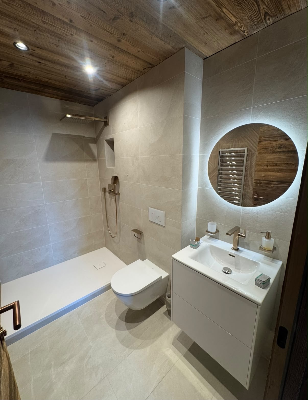 Salle de bain miroir rond rétroéclairé plafond bois