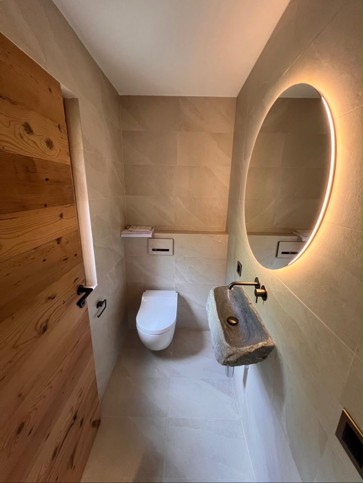 Salle de bain avec vasque en pierre naturelle